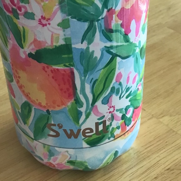 Starbucks x Lilly Pulitzer x Swell Water Bottle - Picture 4 of 5